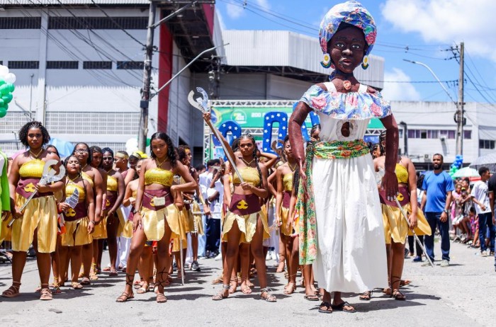 Candeias Grande público prestigia desfile pelos 200 anos da