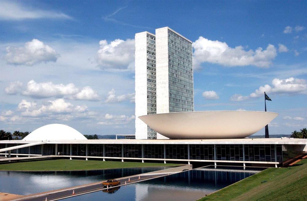 Deputados convocam audiência urgente para debater uso da IA nas eleições e preservação da democracia.