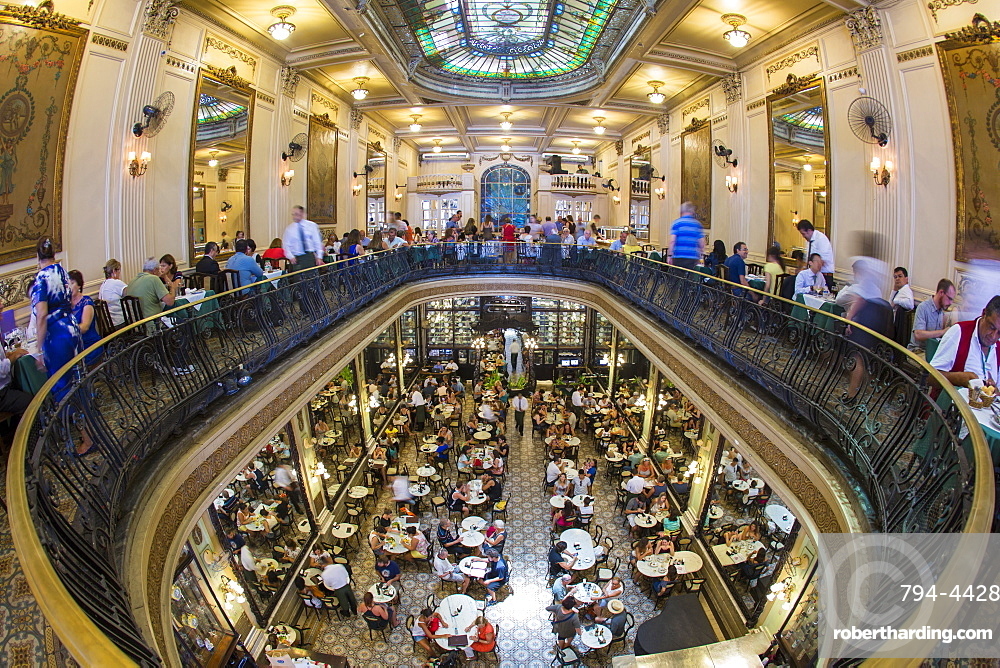 A belga, filha da portuguesa que dava presente ao amante da mãe… tirado dele próprio.