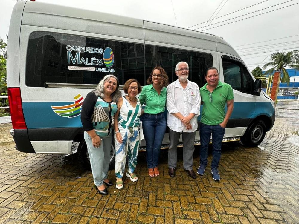 Lídice e Solla fazem entrega de veículo na Unilab. 