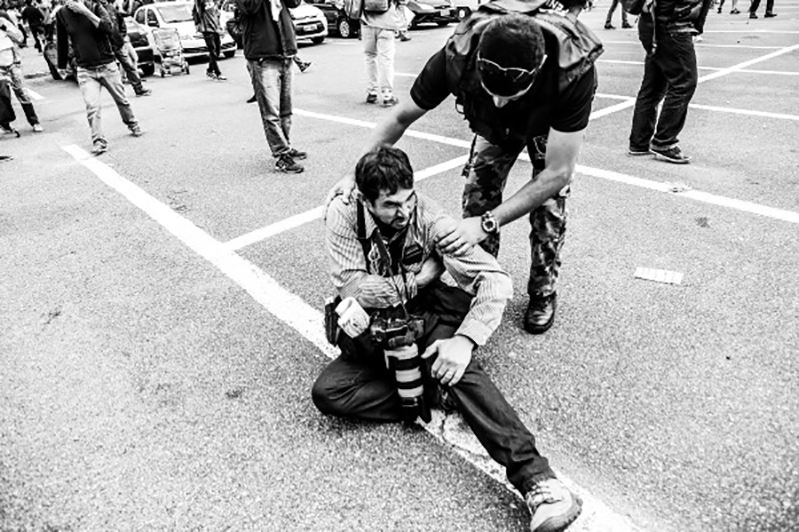 Violência contra jornalistas no Brasil cai, mas cerceamento judicial preocupa.