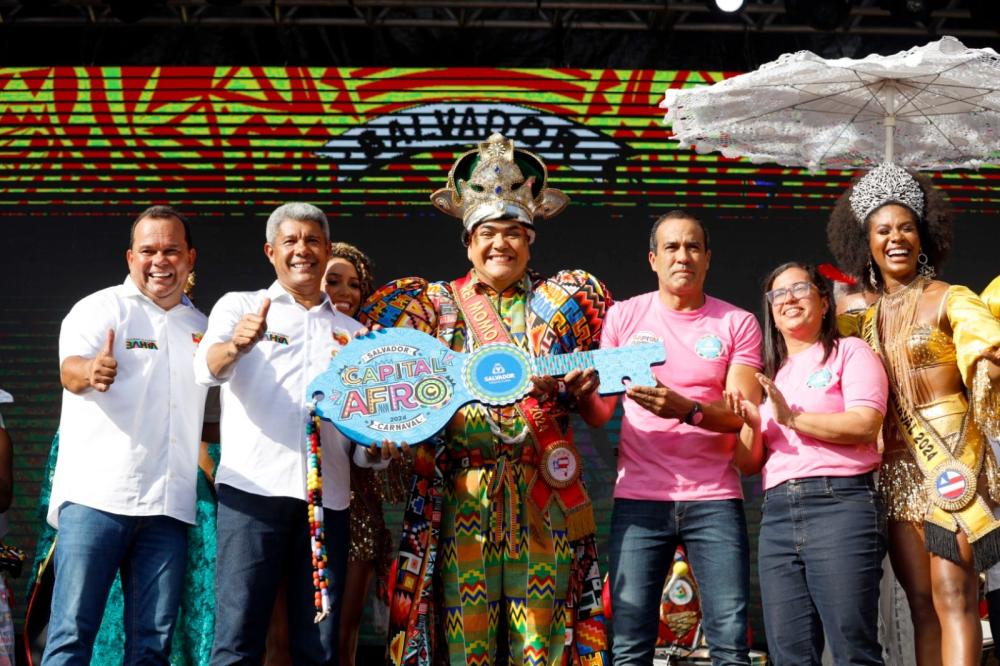 Governador participa da abertura oficial do Carnaval 2024, na Praça Castro Alves.