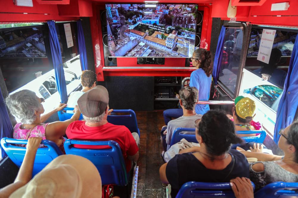 Bondinho encanta baianos e turistas com tour em pontos famosos de Salvador.