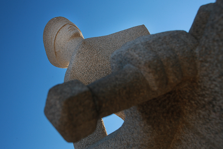 Em sintonia com a extrema direita global, bilionário do X ameaça a democracia no Brasil.