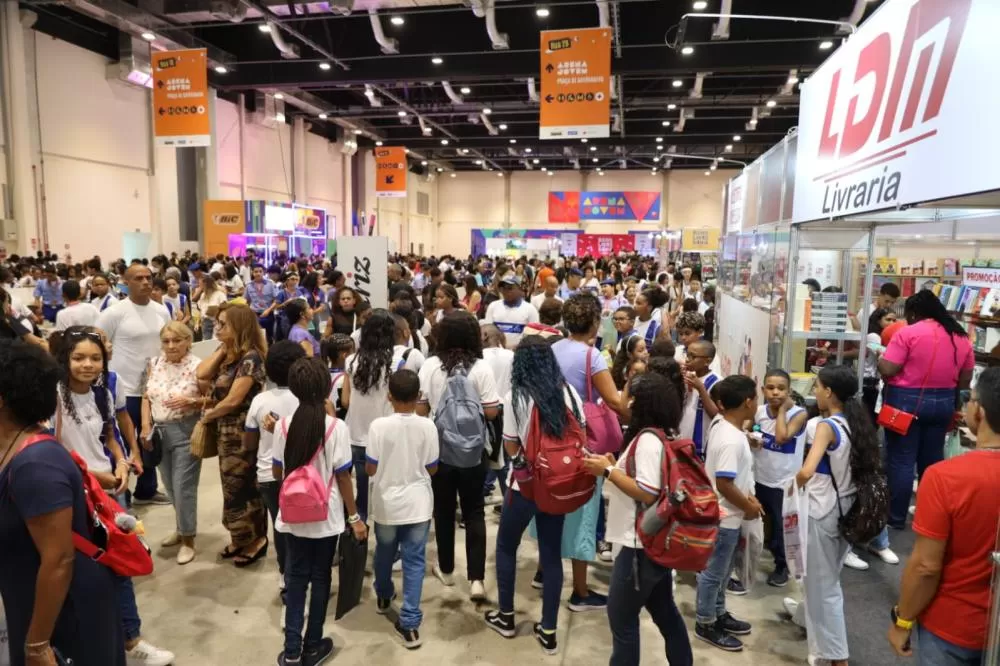 Primeiro dia da Bienal do Livro Bahia promove encontro de estudantes da rede estadual com escritor premiado Itamar Vieira Júnior.