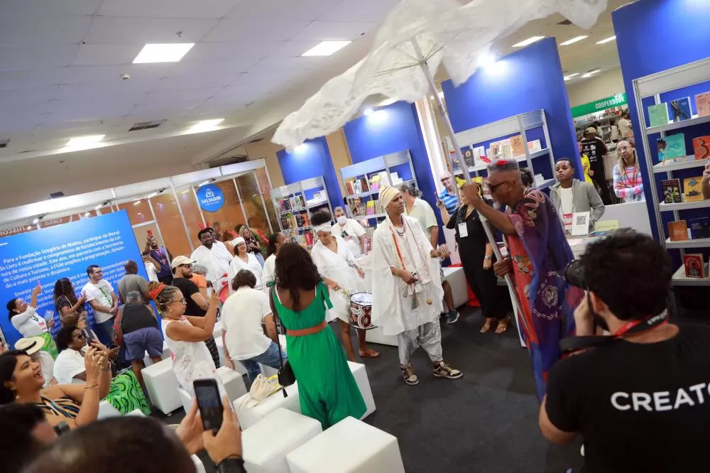 Desfile do Cortejo Afro e debate sobre identidade negra marcam quarto dia da Bienal do Livro Bahia.