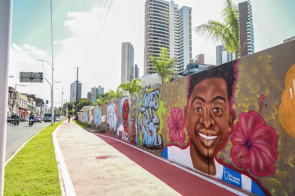 BRT recebe intervenção artística feita em homenagem a Salvador.