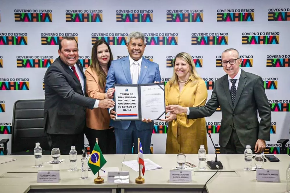 Jerônimo transmite cargo e empossa desembargadora Drª Cynthia Resende como governadora em exercício da Bahia.