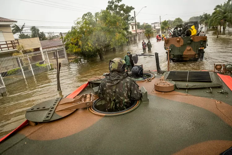 Ação federal já resgatou 76,4 mil pessoas, e agentes somam 20 mil no RS.