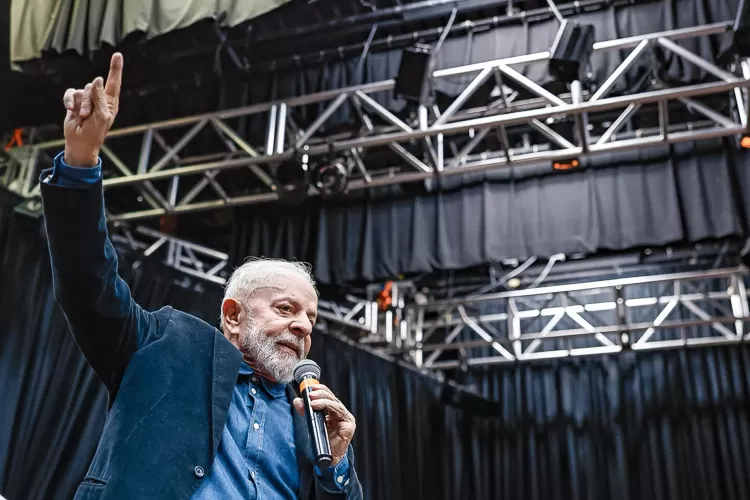 Lula: “Vamos reconstruir as casas e reerguer a vida no Rio Grande do Sul”.