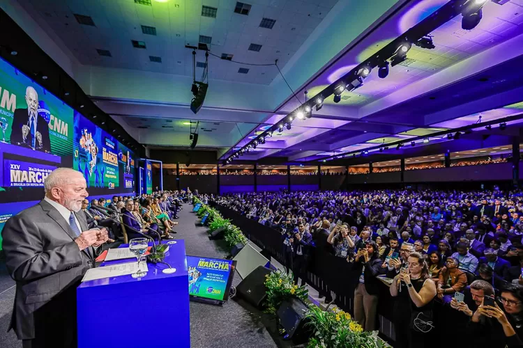 Lula: “Não é possível o país ser rico se a cidade é pobre”.