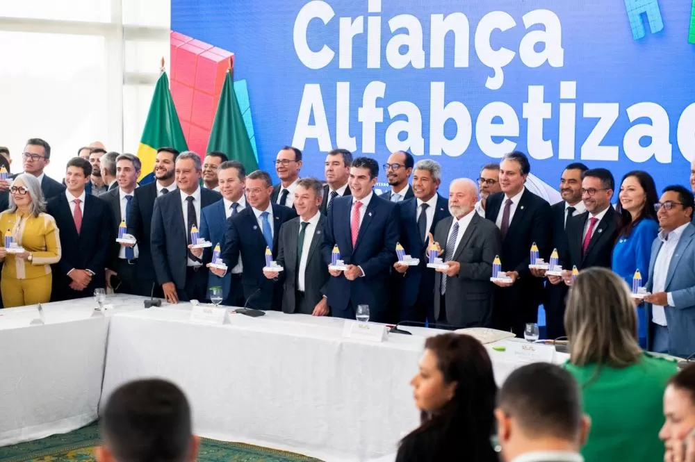 Jerônimo se reúne com Lula e Camilo Santana para tratar de nova política de alfabetização.