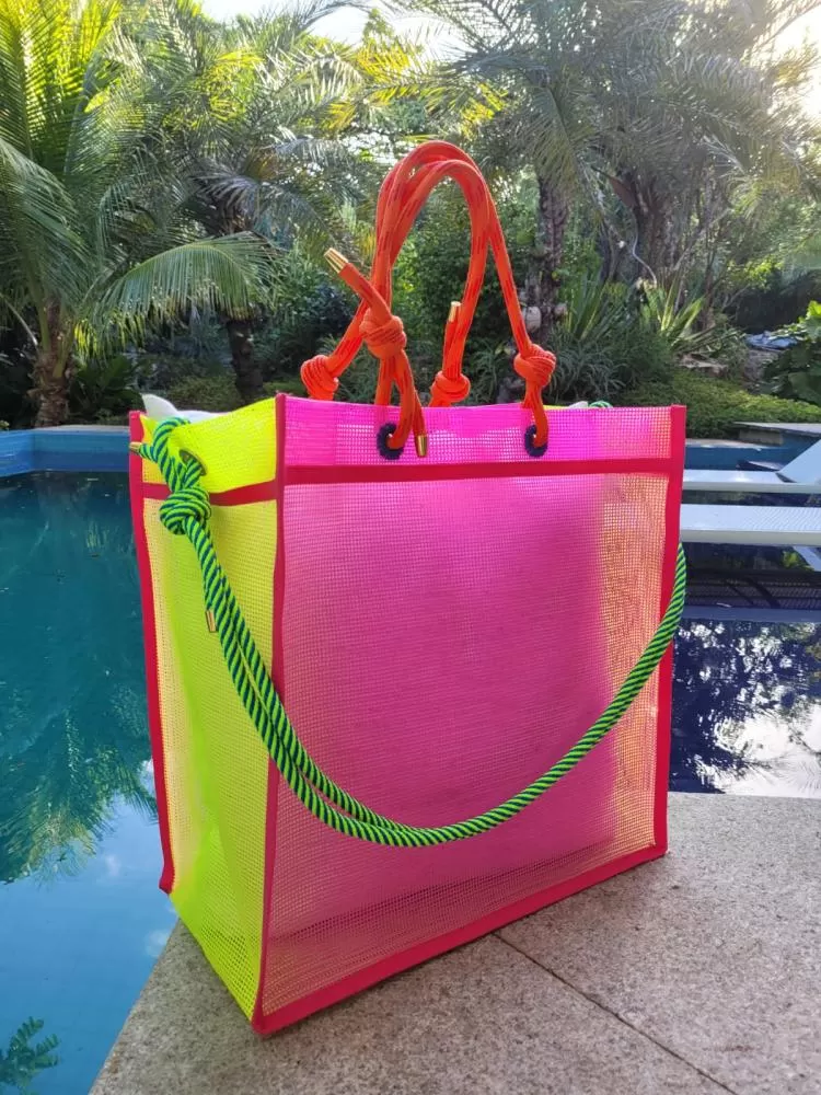 Moda upcycling: baiana reduz o impacto ambiental na produção de roupas e acessórios.