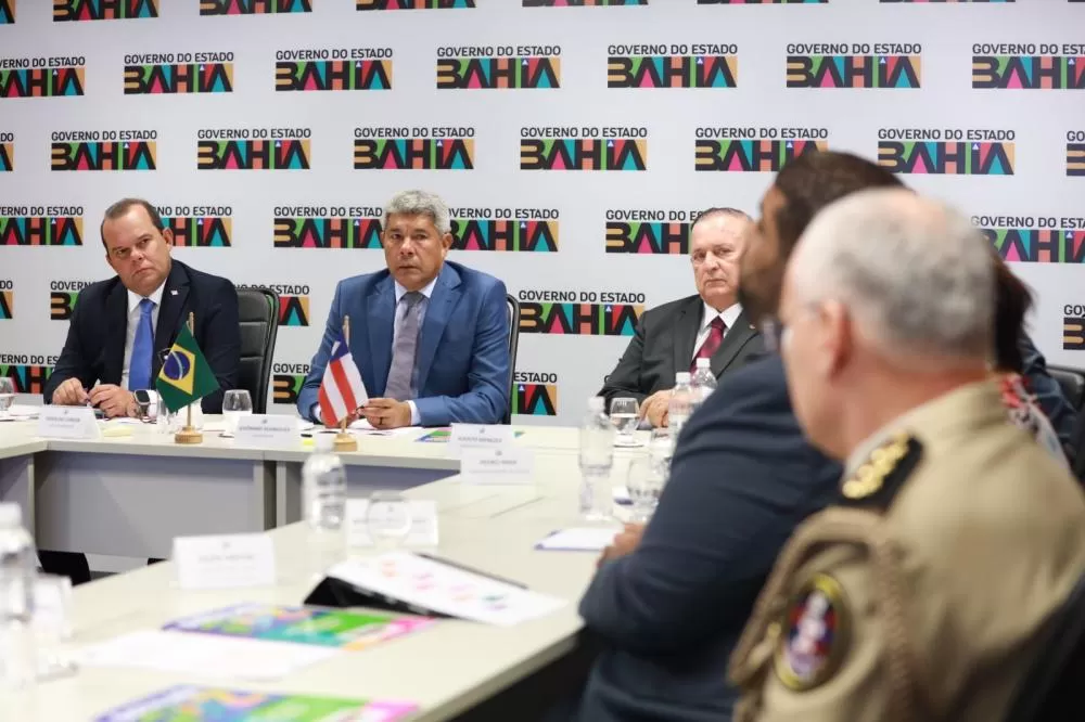 Jerônimo sanciona lei que institui o programa Bahia Pela Paz.