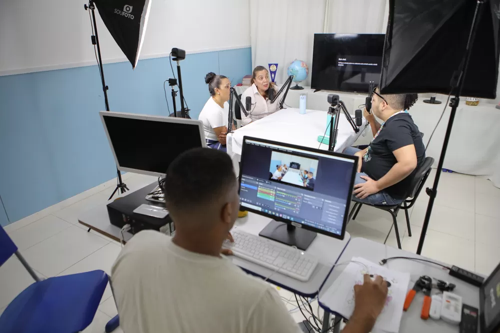 Escola Municipal de Periperi, bairro em Salvador, lança podcast para promover inclusão e dar voz à comunidade.