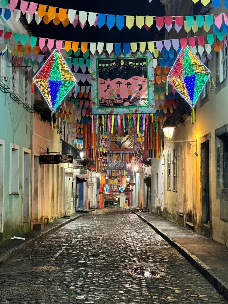 Bandeirolas, portais e balões gigantes enfeitam Pelourinho para o São João da Bahia.