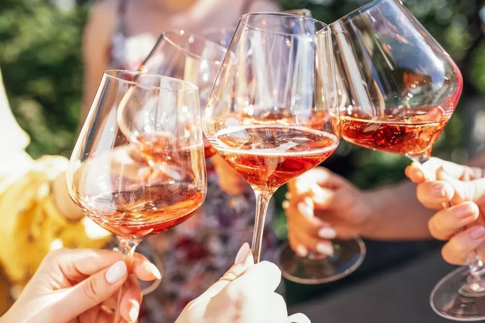 Considerar esse - Dia Mundial do Rosé: explorando o vinho que conquistou o paladar brasileiro.