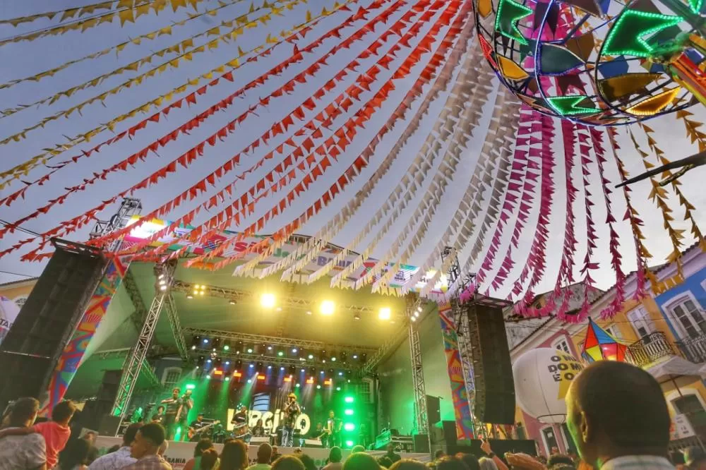 Mais de 50 atrações abriram a primeira noite de São João no Pelourinho.