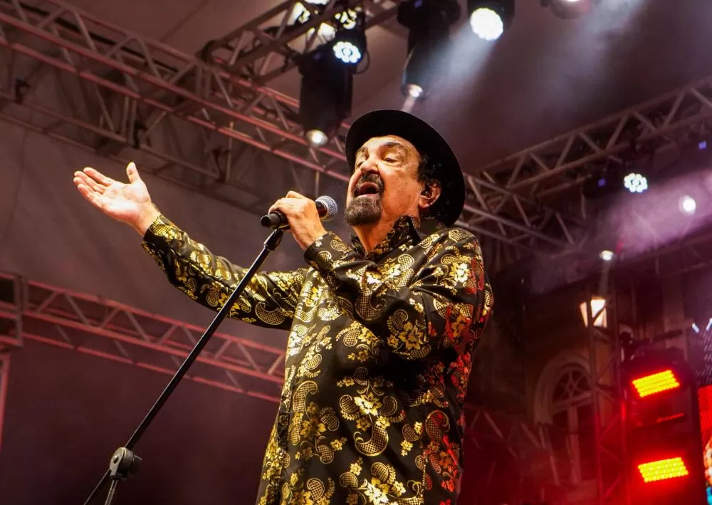 Com repertório afetivo, Paulinho Boca de Cantor sobe ao palco do Pelourinho na 3ª noite de festa.