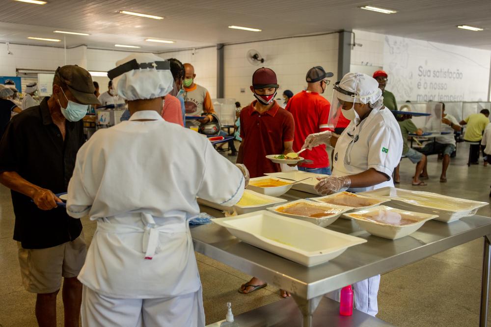 Em Lauro de Freitas, Restaurante popular e Cozinhas Comunitárias garantem almoço reforçado para mais de 2.300 pessoas diariamente. 