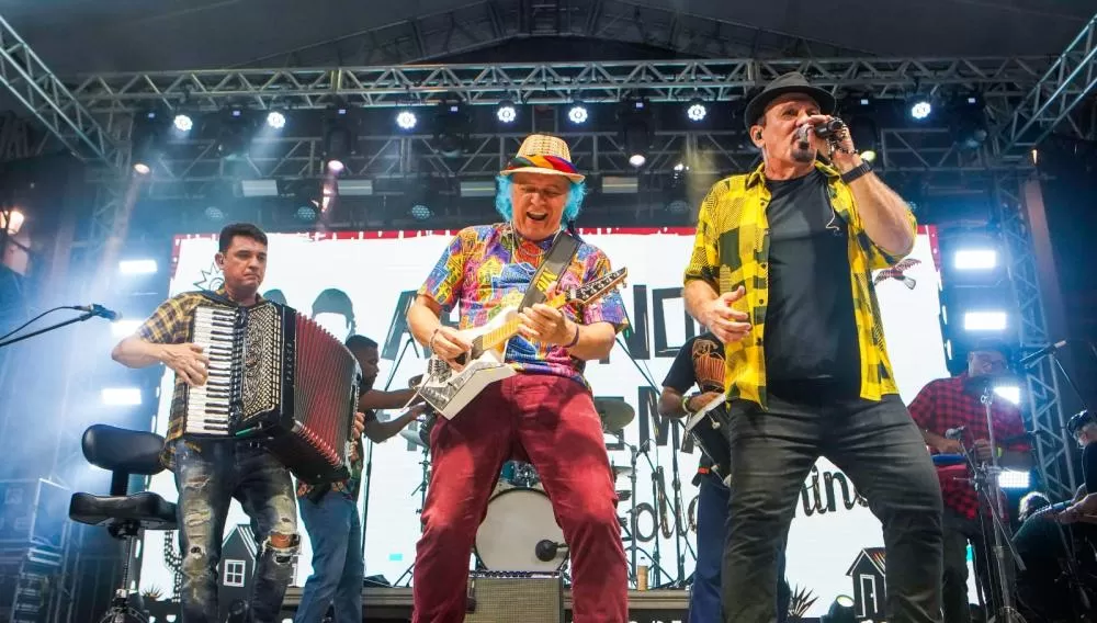 Armandinho e Irmãos Macedo misturam guitarra baiana e sanfona e fazem show incrível na última noite do São João do Pelourinho.