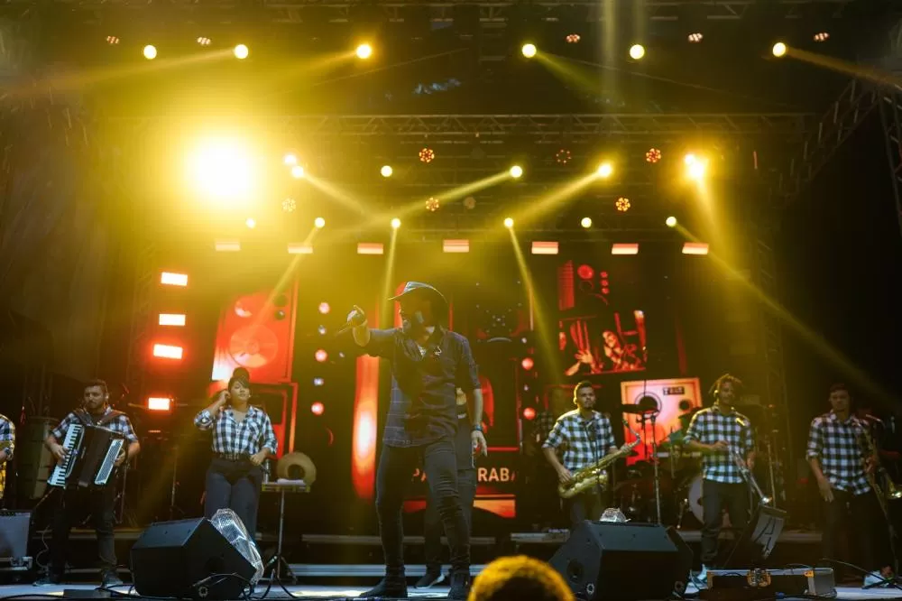 Em Paripe, Raí Saia Rodada e Thiago Aquino movimentam última noite do São João.