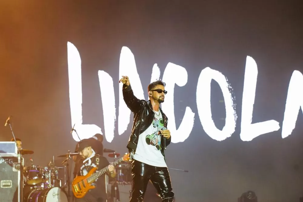 Lincoln Sena se apresenta no Parque de Exposições nesta primeira noite dos festejos de São Pedro.