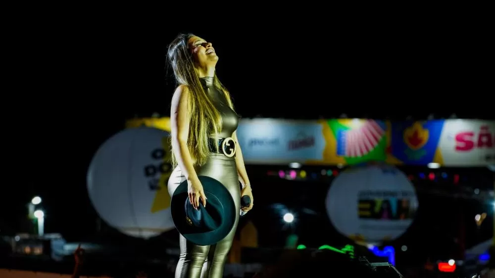 Simone Mendes cantou para uma multidão no Parque de Exposições.