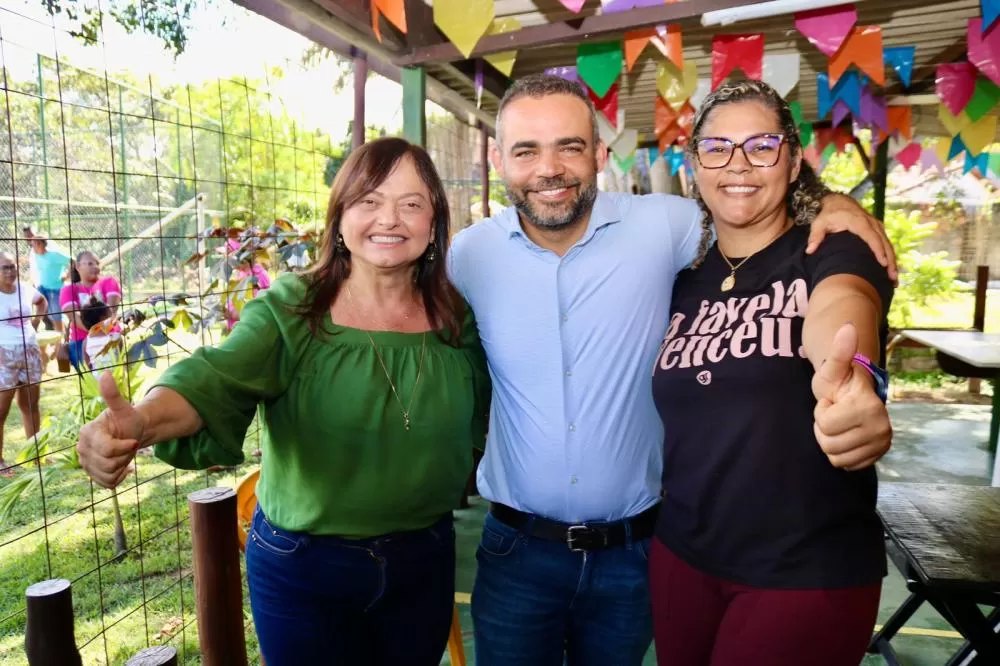 Rosalvo visita Areninha Society em Portão ao lado de Alice Portugal e Luciana Tavares. 