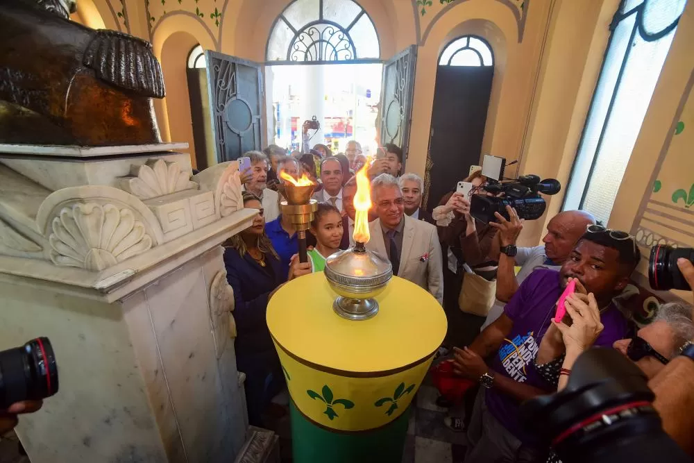 Cerimônia e espetáculo musical celebram chegada do Fogo Simbólico do 2 de Julho a Salvador.