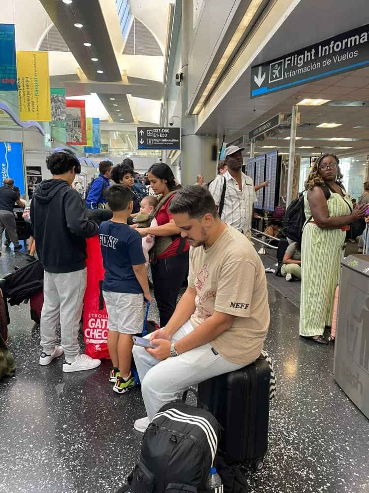 Pane cibernética causa cancelamentos de voos e deixa professor preso em Miami.