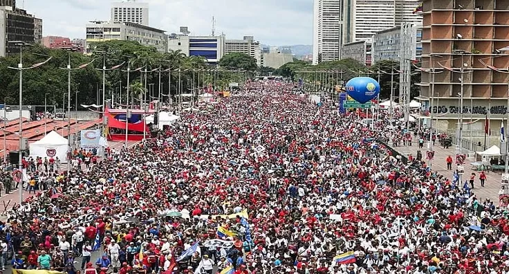 Maduro encerra campanha com comício gigante defendendo diálogo nacional, democracia direta e rechaçando as privatizações.