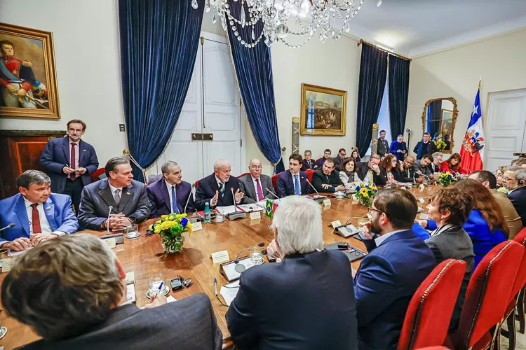 No Chile, Lula fala em “nova era” nas relações com o país vizinho.