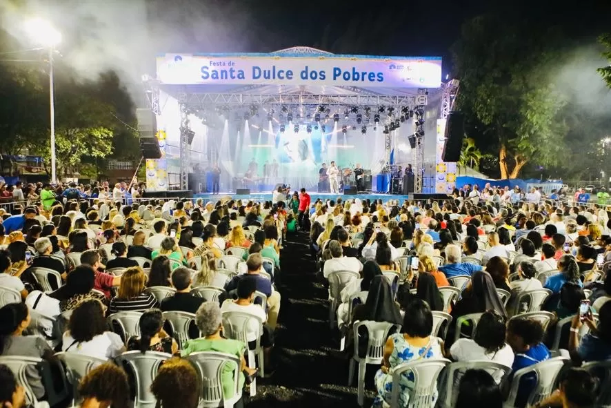 Sete mil pessoas se reúnem na Praça Irmã Dulce durante show do Padre Fábio de Melo.