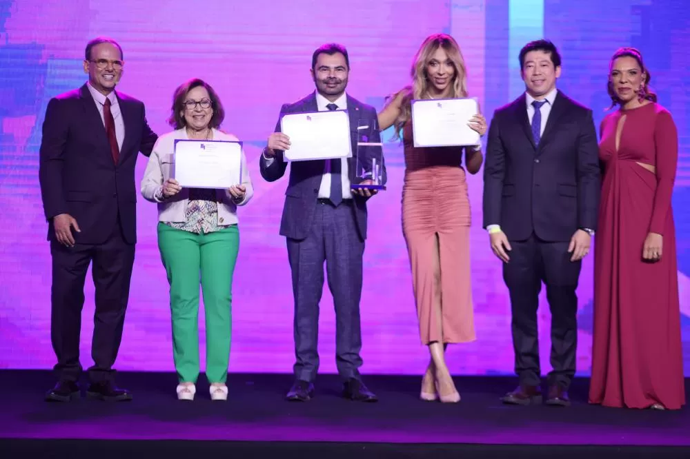 Lídice recebe Prêmio Congresso em Foco na categoria Cidades Inteligentes.
