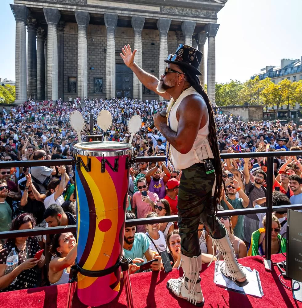 Com 23 anos de tradição, a Lavagem de Madeleine ocupa as ruas de Paris com a cultura brasileira.