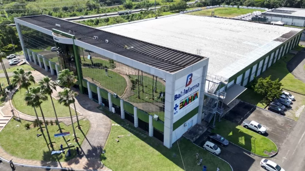 Bahiafarma avança na inovação farmacêutica com parcerias e criação de centro de pesquisa. 