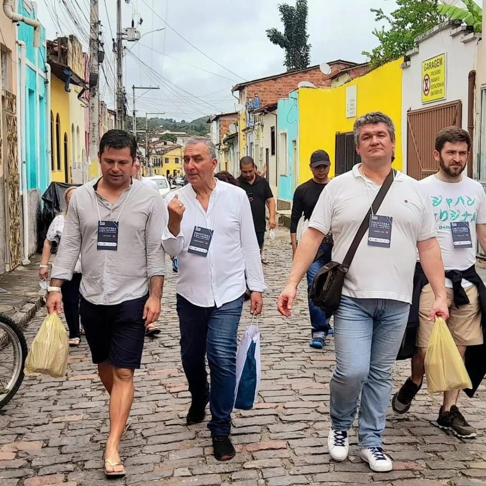 Comitiva do Finisterra percorre as ruas históricas de Cachoeira.