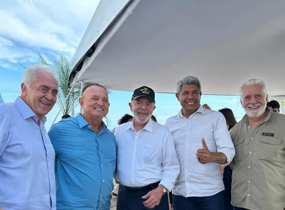 Ao lado do presidente Lula, Adolfo Menezes refirma: “educação não é gasto; é investimento”.