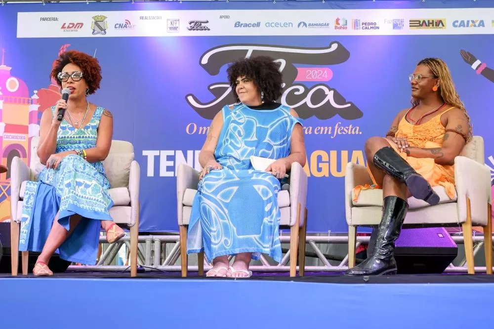 Mesa da FLICA que recebeu Liniker e Jota Mombaça abordou a poesia como lugar de não obediência à lógica do mercado.