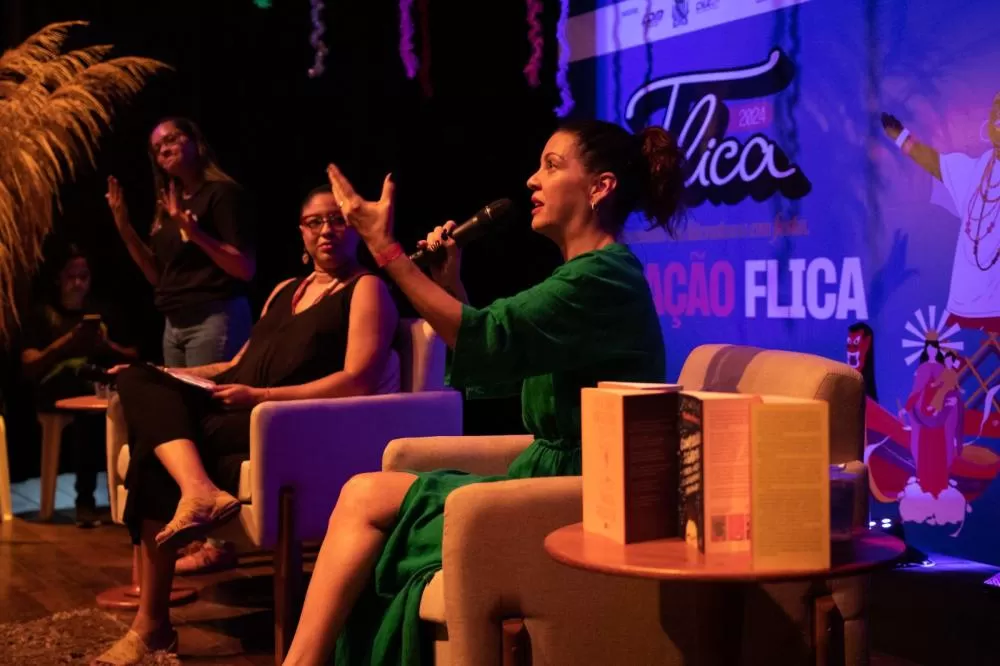 Thalita Rebouças defende na FLICA que, quando o livro é bom, não há tela certa.