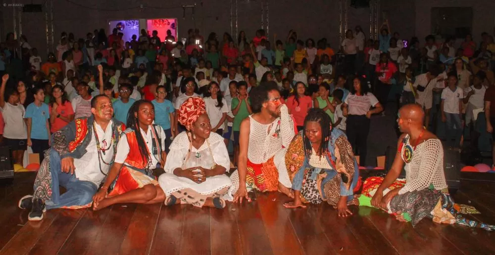 Espetáculo Dandara na Terra dos Palmares aborda racismo e bullying.