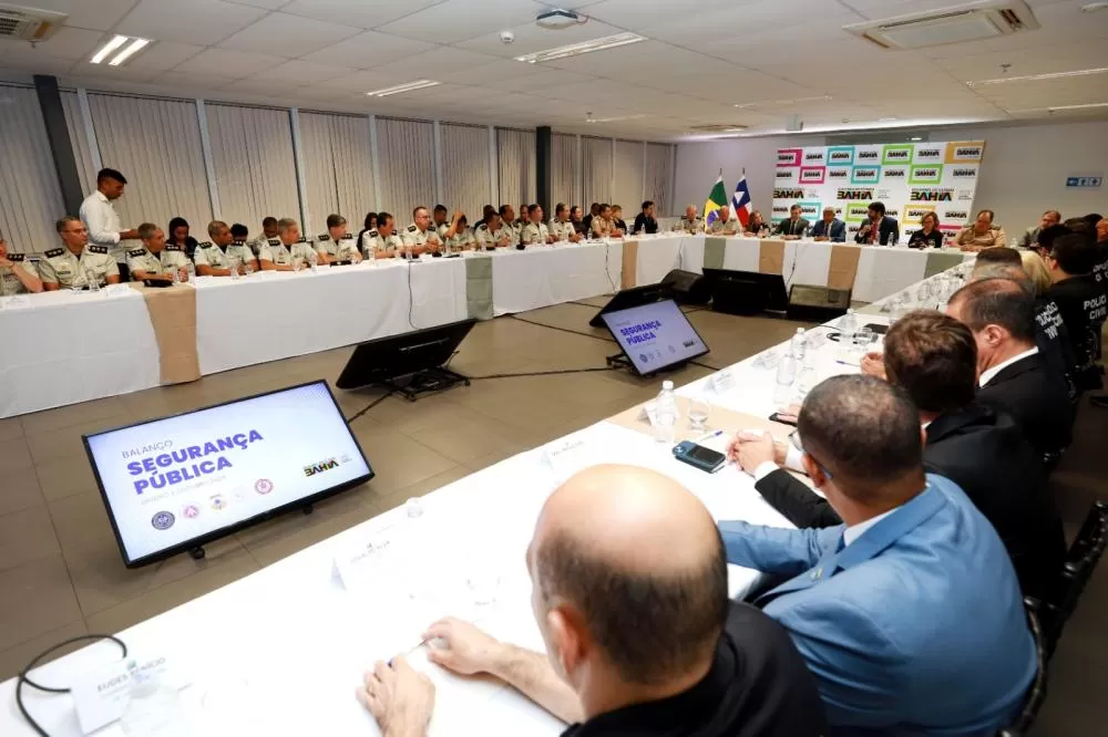 Governador reúne chefes e comandantes das forças de segurança para avaliação e balanço de ações.