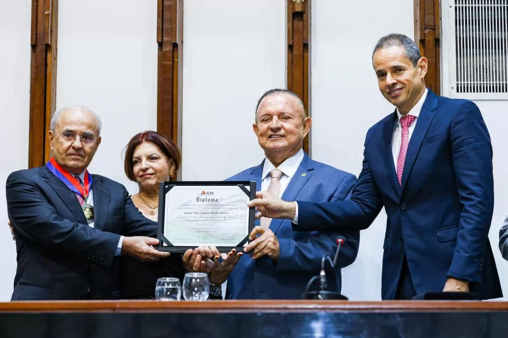 ALBA emociona cardiologista Nilzo Ribeiro em sessão solene de outorga da Comenda Dois de Julho.