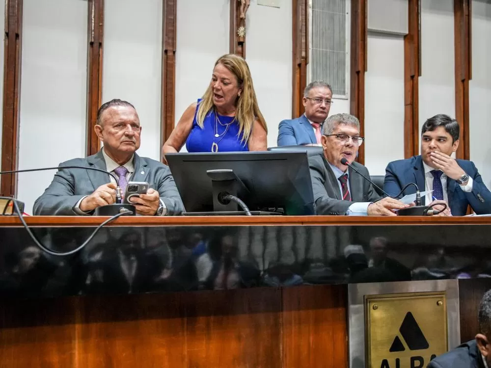 ALBA autoriza governo a contratar empréstimos para investimento em infraestruturas de cidades.
