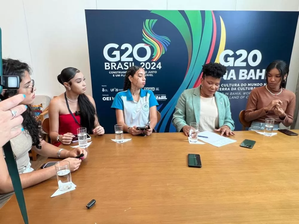Estudantes de agências de notícias da SEC fazem entrevista exclusiva com ministra da Cultura, no G20 em Salvador.