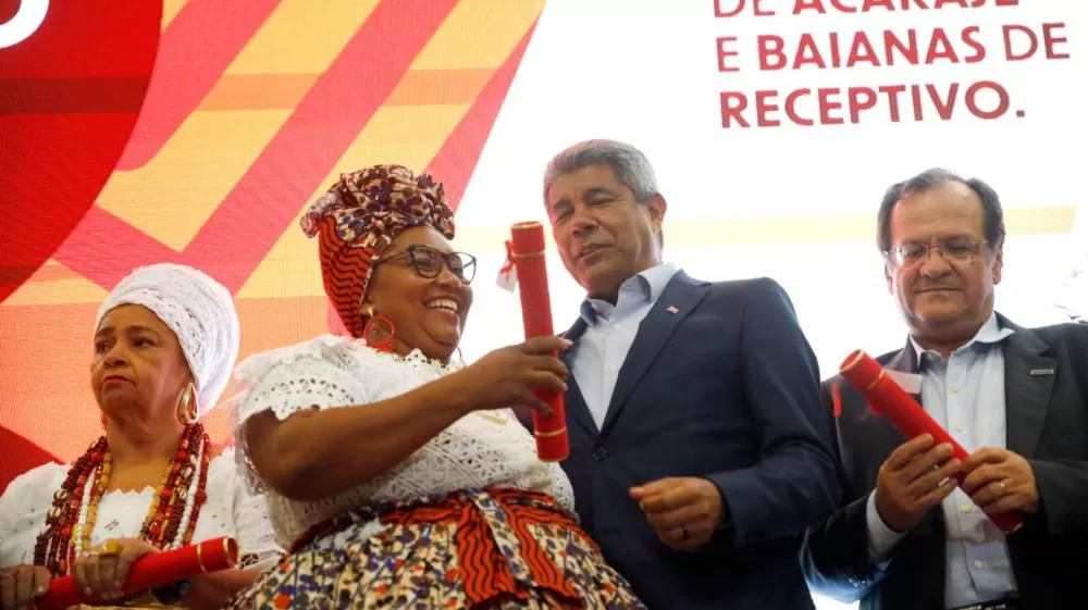 Baianas de acarajé e de receptivo recebem certificado de capacitação do Governo do Estado.