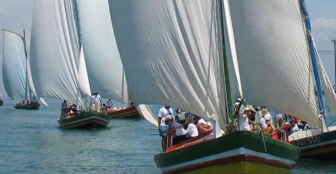Festival realiza competição esportiva de saveiros tradicionais do Recôncavo Baiano.