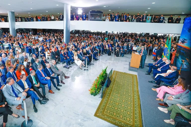 Lula: “Ainda estamos aqui. A democracia venceu”.