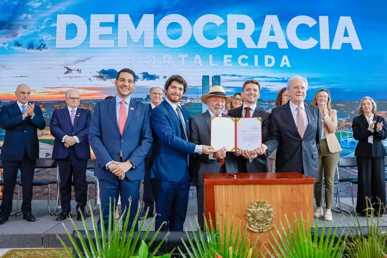 Prêmio Eunice Paiva de defesa da democracia.